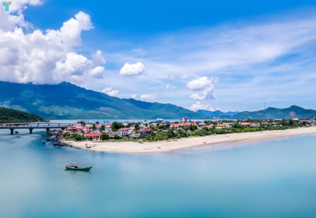 Vịnh Lăng Cô với bãi cát trắng, nước biển xanh biếc