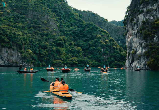Tại Ambassador Cruise có thể chèo Kayak và chèo thuyền nan