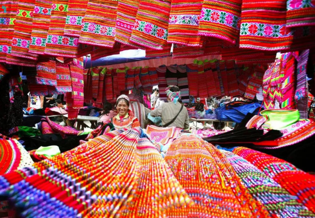 Chợ tình SaPa bày nhiều gian hàng đặc sắc