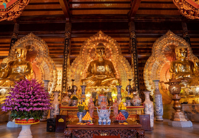 Bên trong điện Tam Thế chùa Bái Đính.