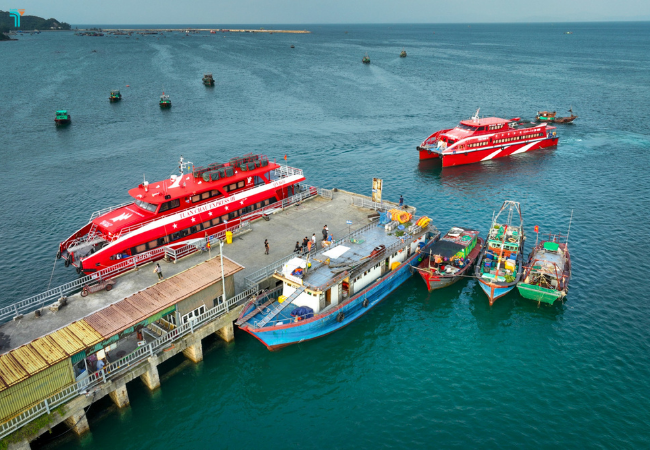Bến tàu tới Cô Tô