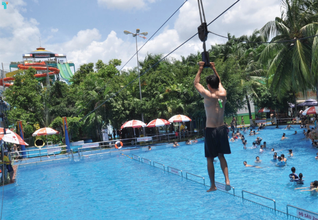 Đường trượt zipline- trò chơi mới tại Công viên nước Đầm Sen
