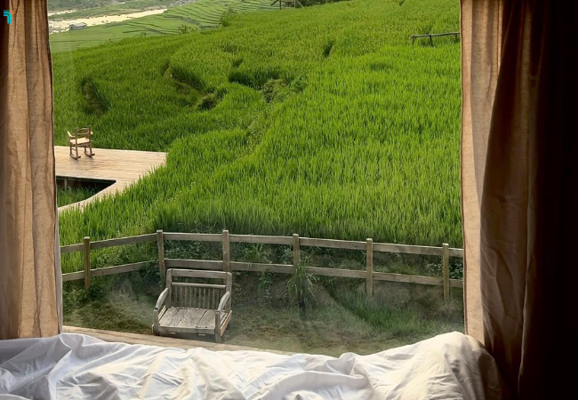 Từ De Mong Sapa nhìn ra xa có thể ngắm nhìn vẻ đẹp hoang sơ của núi rừng