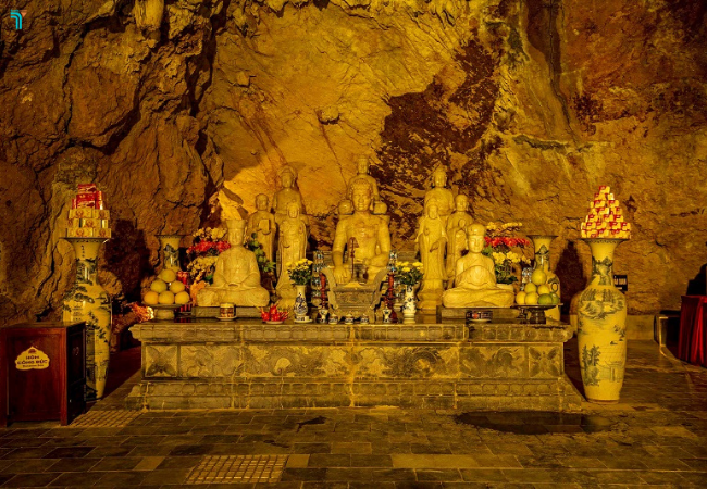 Bên trong động Am Tiên