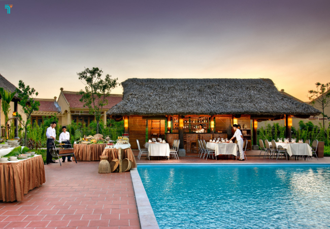 Tại Emeralda Resort Ninh Bình phục vụ các bữa ăn tại nhà hàng hoặc không gian ngoài trời