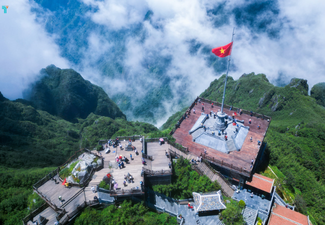 Fansipan là đỉnh núi cao nhất trong dãy núi Hoàng Liên Sơn