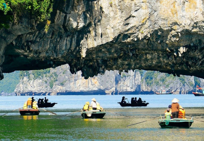 Tham gia các hoạt động tham quan tại gần Hang Sửng Sốt