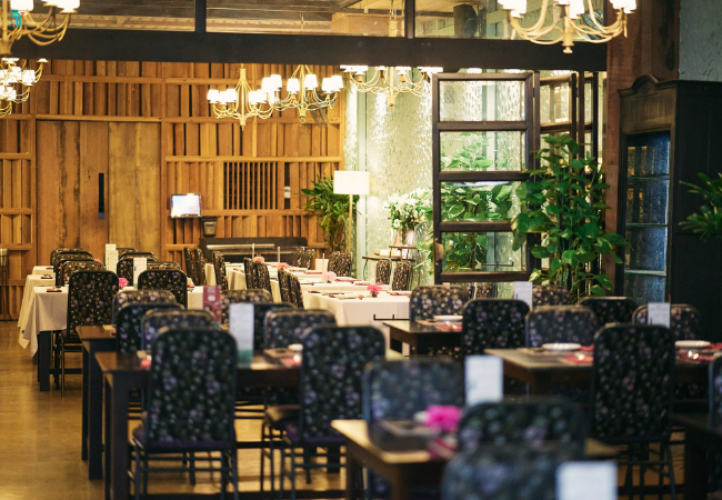 Hoa Túc Saigon với không gian sang trọng và tông màu trầm ấm