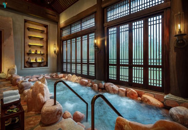 Đến Legacy Yên Tử có thể đắm mình vào làn nước ấm
