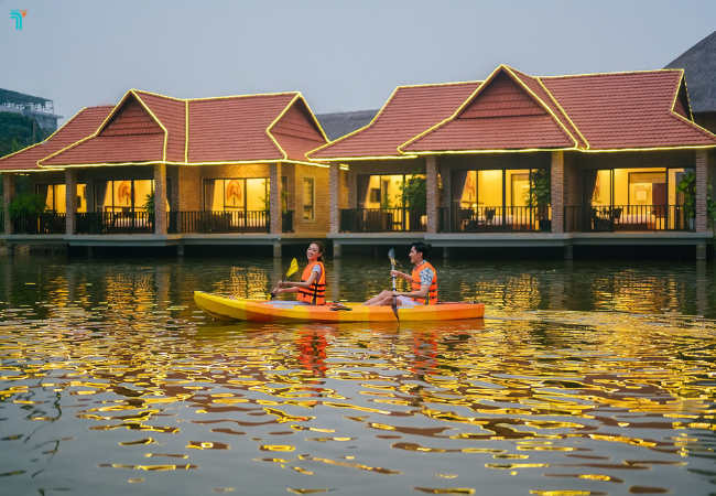 Tại Memorina Ninh Bình Resort có thể trải nghiệm chèo sup, tham gia các hoạt động thú vị