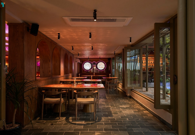Tại Nam Mê có không gian trong nhà và quầy bar ngoài trời 