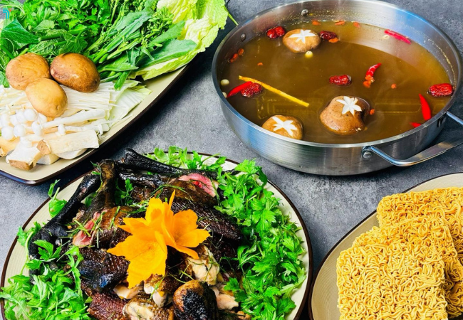 Bên cạnh nướng, tại Gia Bảo còn có lẩu hải sản, lẩu gà đen