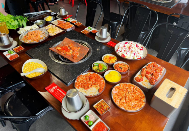 Thực đơn đa dạng từ nguyên liệu bản địa và nhập khẩu tại nhà hàng Nướng Ngói Gia Bảo Sapa