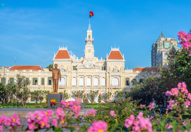 Phố đi bộ Nguyễn Huệ nằm ngay UBND thành phố