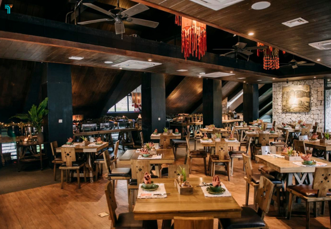 Không gian nhà hàng tại Sapa Jade Hill được trang trí theo phong cách Tây Bắc ấm cúng