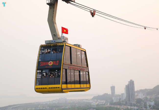 Cáp treo Sun World Hạ Long nối liền khu vui chơi ven biển Bãi Cháy và đồi huyền bí đầy thơ mộng
