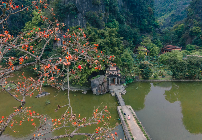 Quần thể Chùa Bích Động gồm 3 tầng