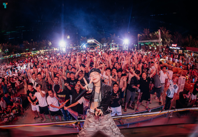 Với không gian thoáng đãng và hội tụ nhiều DJ nổi tiếng có sức hút với giới trẻ