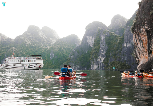 Tại vịnh Hạ Long có thể tham gia các hoạt động như chèo Kayak