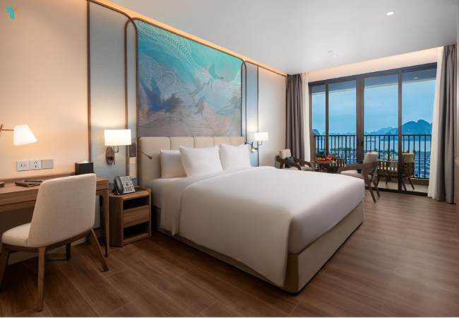 Các phòng tại Wyndham Garden Sonasea Vân Đồn được thiết kế tỉ mỉ, với tông màu nâu be chủ đạo