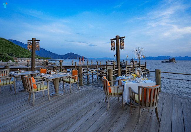 Tại An Lâm Retreats Ninh Vân Bay, du khách vừa thưởng thức món ăn hấp dẫn vừa ngắm biển