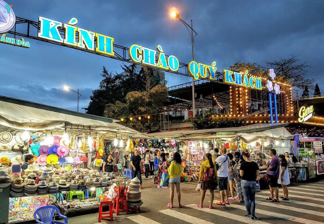 Chợ đêm Nha Trang tập trung tới 100 gian hàng, chia thành 5 phân khu khác nhau
