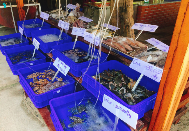 Bạn có thể lựa những hải sản tươi sống trong khu phố