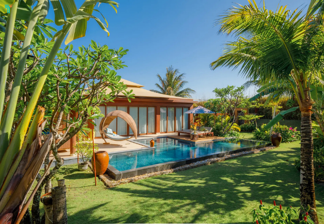 Villa được thiết kế tinh tế và hiện đại giúp du khách tận hưởng trọn vẹn bầu không khí của biển, hồ bơi và bãi cỏ xanh mượt