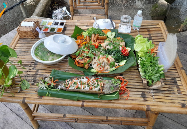 Sau những trải nghiệm tại Kong Forest, là bữa ăn với đặc sản tại đây