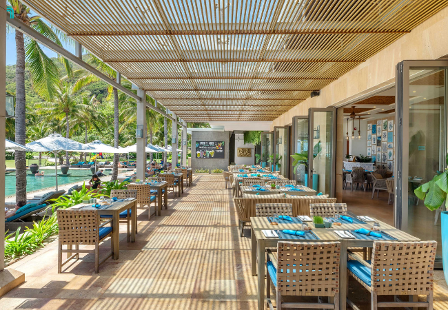 Không gian nhà hàng thoáng đãng ngay cạnh hồ bơi và view biển