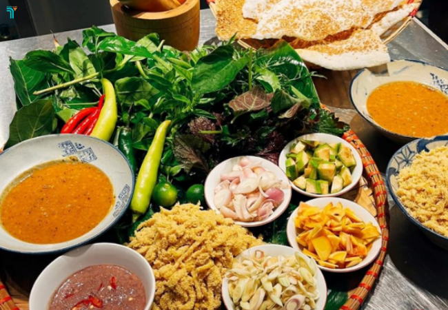 Món ăn gỏi cá nhệch cuốn lá sung, ăn kèm riềng sả nên thử