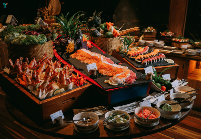 Du khách có thể tận hưởng những món hải sản tươi rói tại Ninh Vân Bay Nha Trang