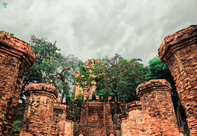 Tháp bà Ponagar là một trong những quần thể kiến trúc văn hóa Chăm Pa lớn nhất ở miền Trung Việt Nam.
