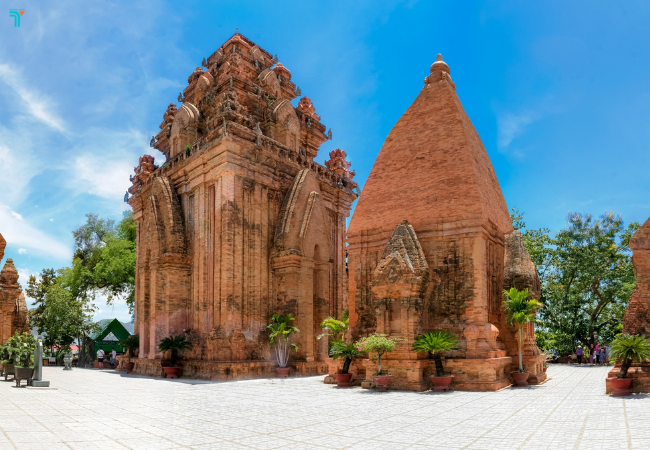 Tổng thể kiến trúc tháp bà Ponagar gồm có 3 tầng
